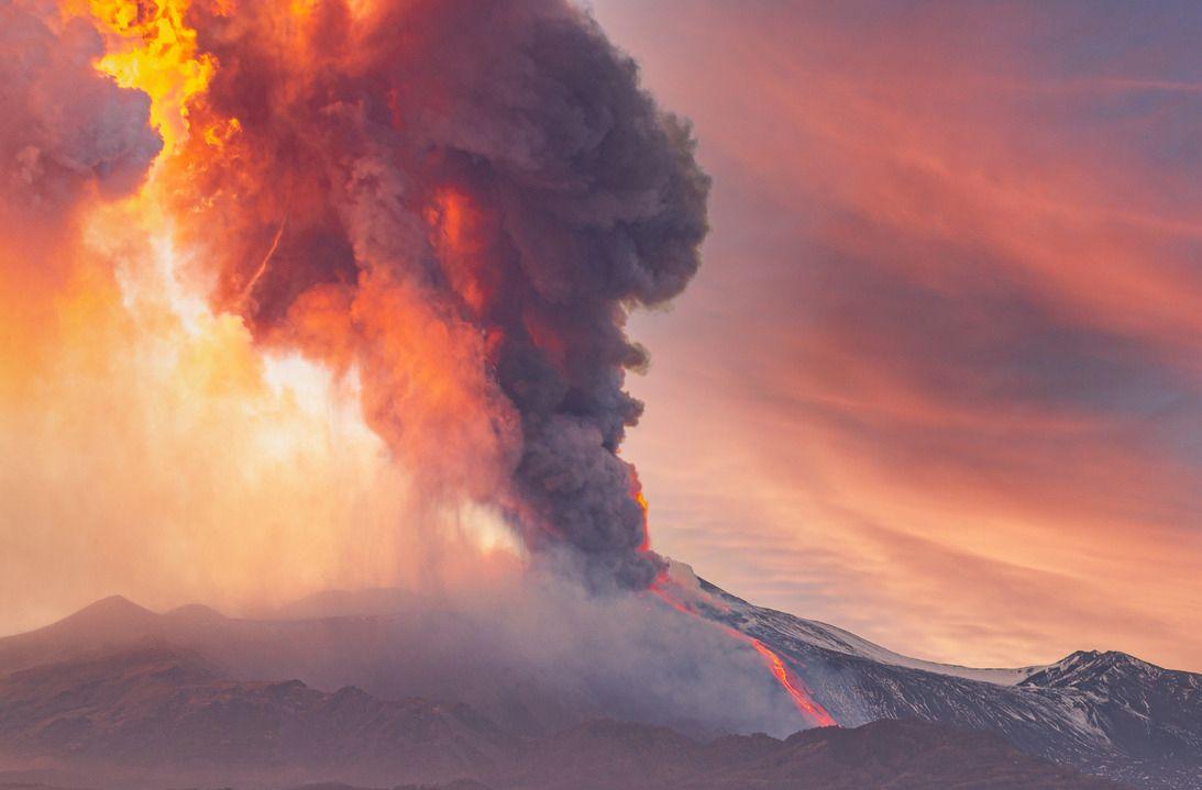 В Индонезии из-за извержения вулкана эвакуировали жителей целого острова