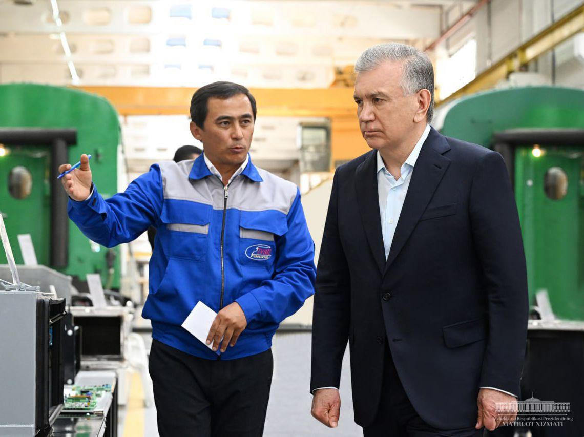 Шавкат Мирзиёев осмотрел Ташкентский завод по производству и ремонту пассажирских вагонов