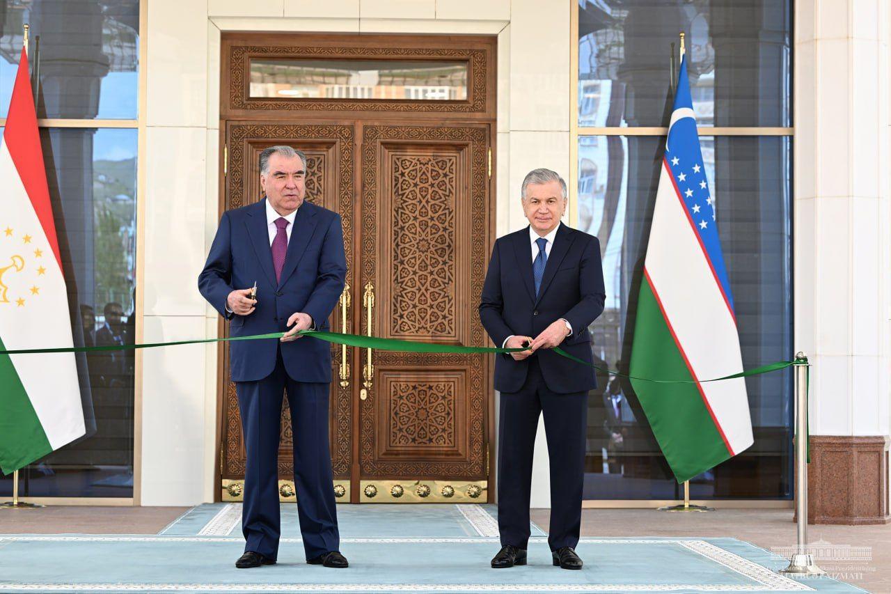Шавкат Мирзиёев и Эмомали Рахмон торжественно открыли новое здание посольства Узбекистана в Душанбе